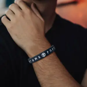 Vnox 1/2/3/4 pièces Bracelets arbre de vie pour hommes, noir/blanc Runes Viking nordiques bracelet en caoutchouc de Silicone bracelet, ajustement confortable