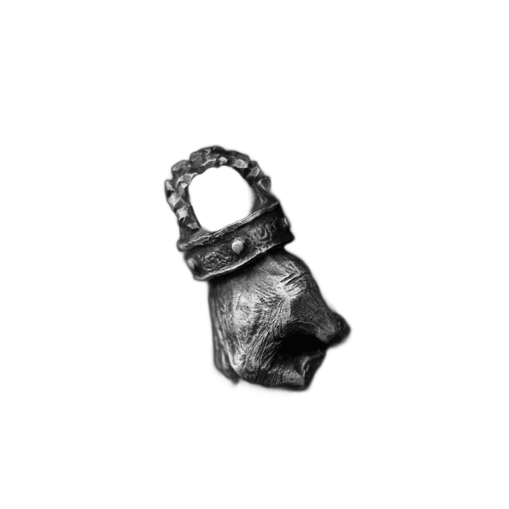 Collier poing plaqué argent symbole force