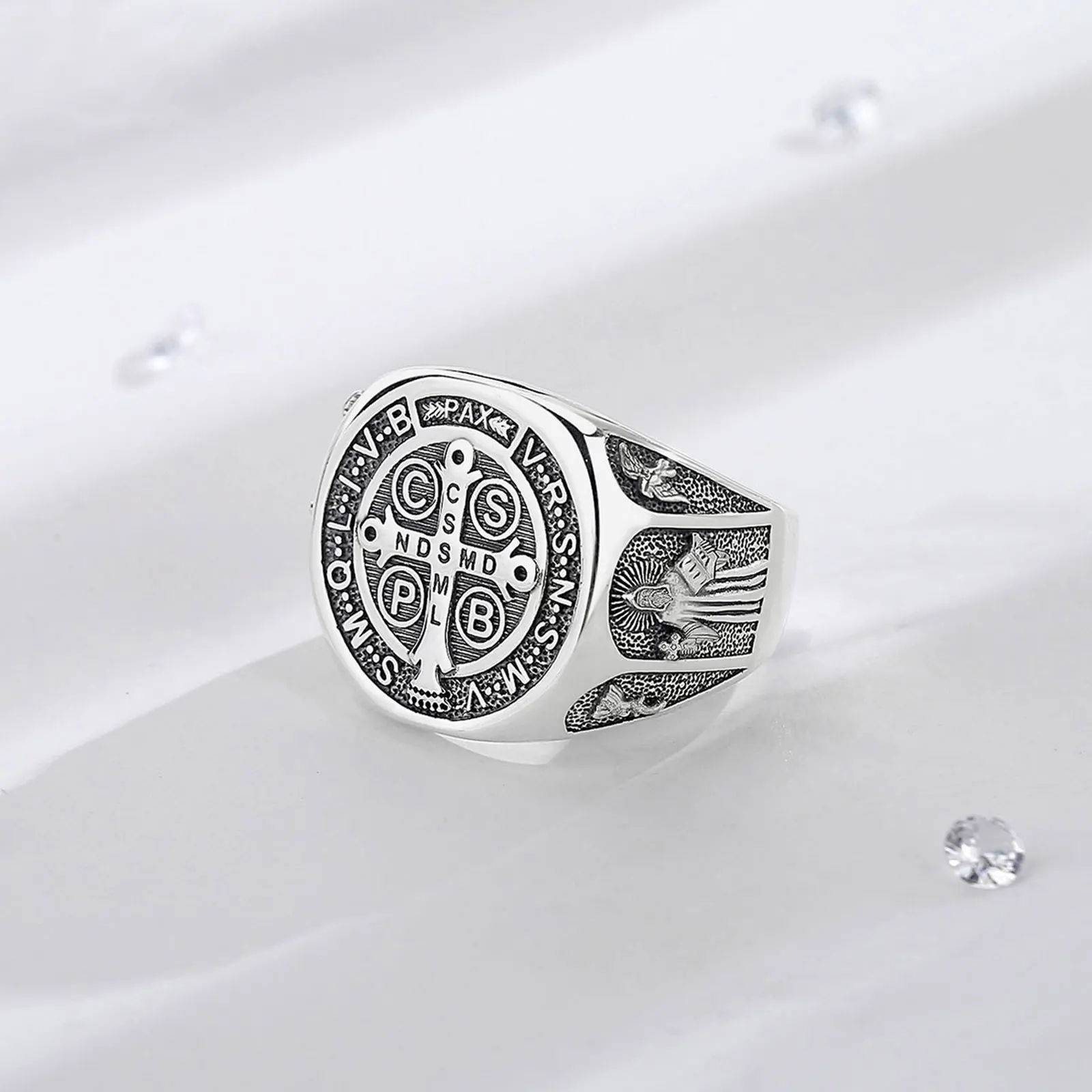 Bague argent croix de Saint Benoît, gravure médaille, style vintage – Image 3