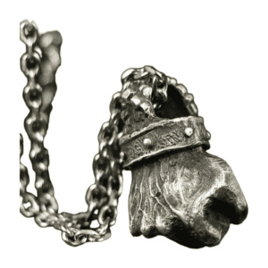Collier poing plaqué argent symbole force